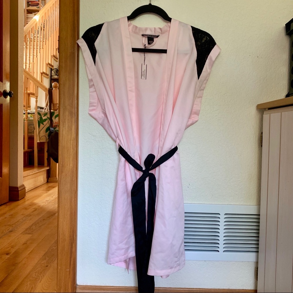 💕NWT VS Lace Short Sleeve Satin & Lace Robe💕